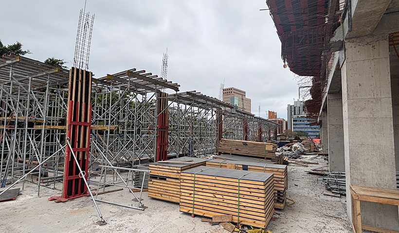 Estrutura cobertura da piscina coberta